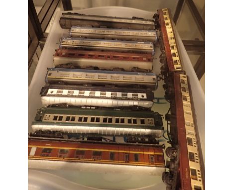 Tray of 00 gauge railway carriages