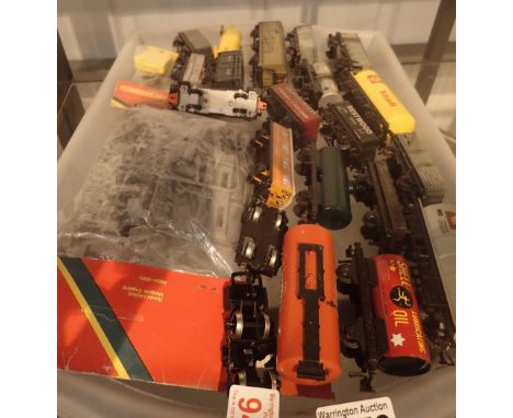 Tray of 00 gauge goods wagons 