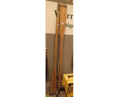 Pair of vintage short oars, L: 165 cm