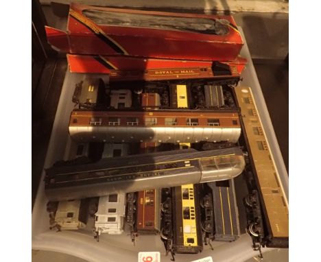 Tray of 00 gauge carriages 