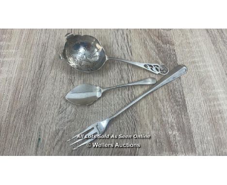 ANTIQUE SILVER TEA STRAINER, SILVER CAKE FORK AND SILVER MELON SPOON, TOTAL WEIGHT 71G 