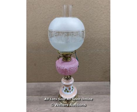 *AN ANTIQUE VICTORIAN OIL LAMP.