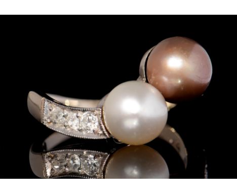 A diamond, pearl and grey pearl ring, of twist design with 7mm pearls, in white gold marked 750, 4.9g, size I½  Provenance: P