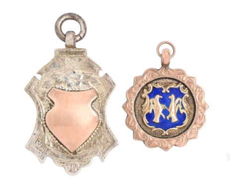 A 9ct gold and enamel sporting prize watch fob shield, the reverse engraved WINNERS 1912-13, 22mm diam, by Thomas Fattorini &