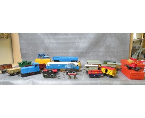 MIXED O GAUGE JOB LOT, to include boxed Hornby crane truck No. 50, boxed Hornby platform crane, boxed Hornby Portand cementwa