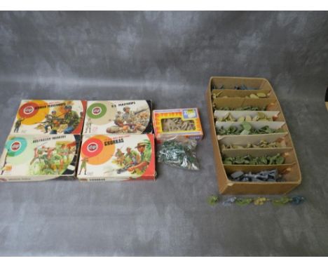 A VINTAGE CASE CONTAINING FOUR BOXES OF 1:32 SCALE AIRFIX SOLDIER SETS, to include Ghurkas, Australian Infantry, German Parat