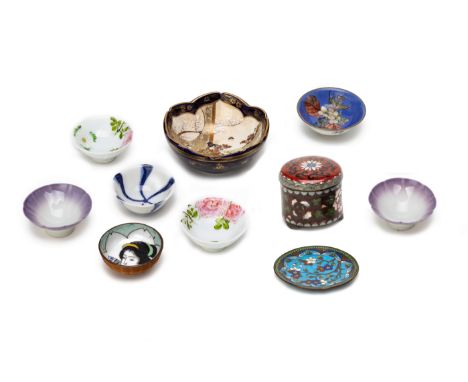 A GROUP OF ORIENTAL CERAMICS AND CLOISONNE ENAMEL ITEMS
Including a Satsuma bowl
6.5cm high, 7.5cm diameter
Condition: Minor 