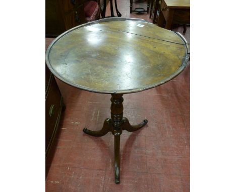A GEORGIAN MAHOGANY TILT TOP TABLE, the tray top on a turned column with tripod base (splits and losses to top), 72 cms high,