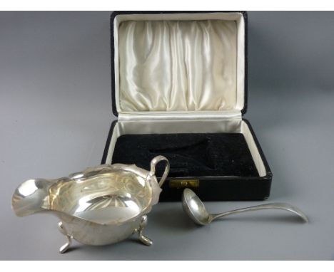A HALLMARKED SILVER SAUCE BOAT AND LADLE (cased), Sheffield 1947, 4.5 troy ozs