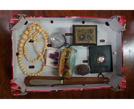 A mixed lot, to include: a Victorian papier mache snuff box, the hinge cover painted with a coaching scene; and a small minia