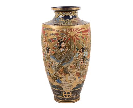 Satsuma-Bodenvase. JAPAN, um 1900. Eiförmig, mit eingezogenem Hals und ausgestelltem Rand. In Emaille-Farben und Gold in zwei