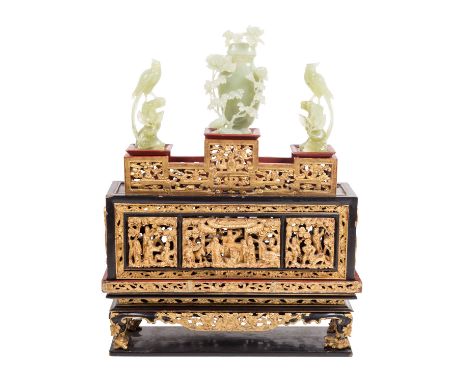 Ensemble: drei Jadeschnitzereien mit prächtigem Goldlackuntergestell. CHINA: 1.) 1 Flakon aus hellgrüner Jade, der mit vollpl