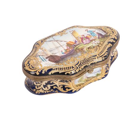 FRANKREICH Tabatière, 19. Jh. Geschweifte, längliche Form mit Metallmontierung und kobaltblau gefasst, reich goldstaffiert, a