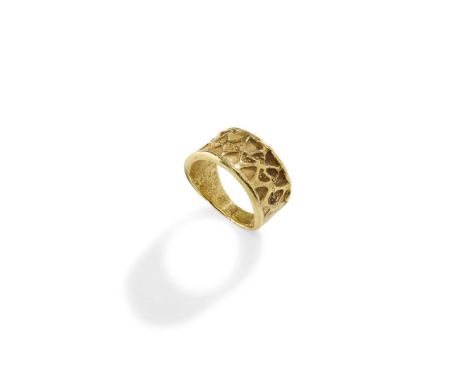  VIKING GOLD RING NORTHWESTERN EUROPE, 9TH - 10TH CENTURY A.D. a single solid band, decorated with four rows of opposing spad