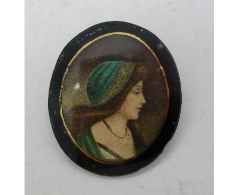 A brooch depicting a portrait of a lady
