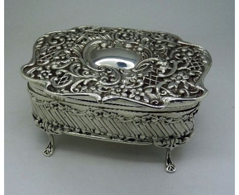 A large silver trinket box, Birmingham 1902, weight 259g, width 14cm