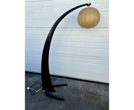 Italian design mid century arched standing floor lamp with globular shade. Height 165cm, depth approx. 80cm, width 44cm.