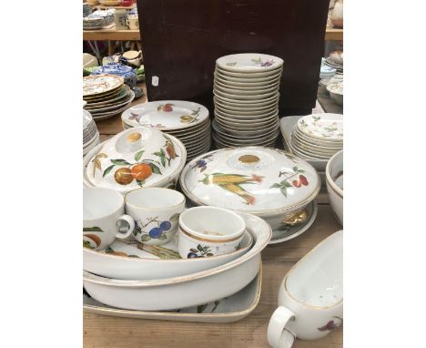 A QUANTITY OF ROYAL WORCESTER EVESHAM DINNER WARES. 