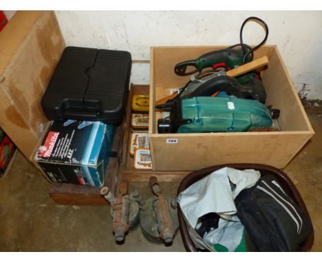 QUANTITY OF TOOLS AND FIXINGS