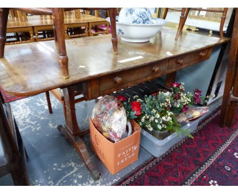 A REGENCY ROSEWOOD CROSS BANDED MAHOGANY SOFA TABLE WITH TWO DRAWERS, THE ENDS ON REEDED LEGS WITH PAW CAPPED CASTER FEET. W 