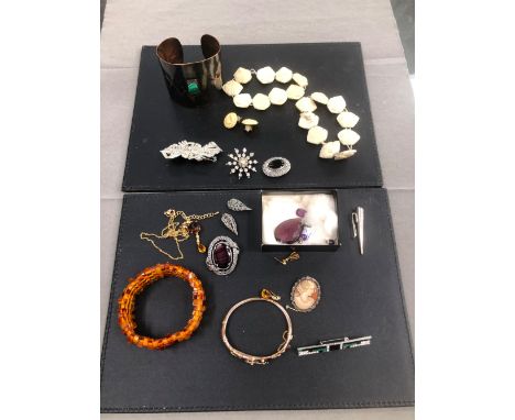 AN ANTIQUE 9ct GOLD AND SEED PEARL BANGLE, VARIOUS OTHER COSTUME JEWELLERY ETC. 