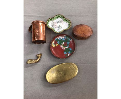 A VINTAGE BRASS TOBACCO BOX, A LEATHER STUD BOX, TWO ENAMEL PIN DISHES AND A COPPER CUP. 