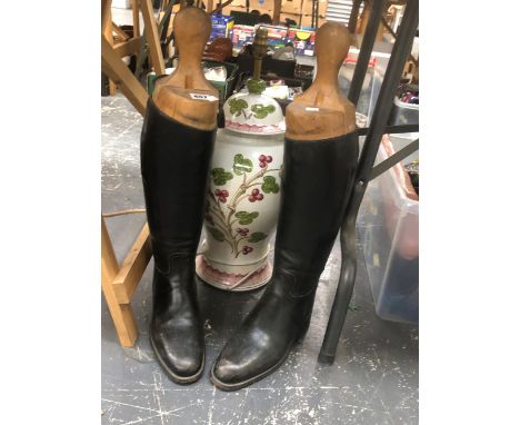 A PAIR OF VINTAGE RIDING BOOTS AND A LARGE TABLE LAMP. 