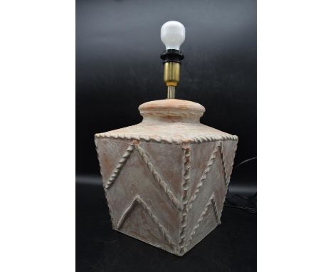 A contemporary stone terracotta Inthai 'Cordele' table lamp with brass stem and arrow shape detailing. H.52 W.25 D.25cm 