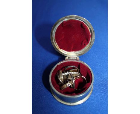 SMALL PLATED CIRCULAR TRINKET BOX
with three gold rings, three other dress rings and a small pendant 
