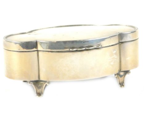 A George V silver trinket box, of lobed form with fabric lined interior, on shaped feet, by Goldsmiths &amp; Silversmiths Lon