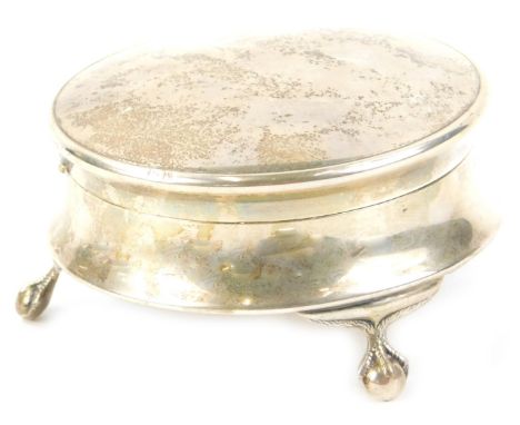 A small early 20thC silver trinket box, of circular form with ball and claw feet, marks indistinct, 3¼oz