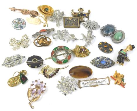 A quantity of vintage costume brooches, to include paste stone set brooches, silver plated and stone set brooches, bullseye a