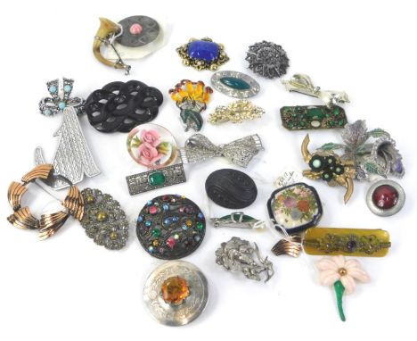 Costume jewellery brooches, to include 60s and 70s style vintage brooches, stone set brooches, floral plaque brooch etc. (1 b