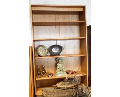 Ercol Windsor pattern light open bookcase 3' wide 5' high      In lovely condition cannot see any visible signs of damage or 