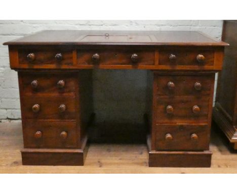 Victorian mahogany pedestal writing desk fitted nine drawers with lift up reading panel and pen holders to the top, the top w