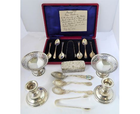 Silver items to include:a presentation set of six early 20th century hallmarked silver teaspoons (original case, with origina