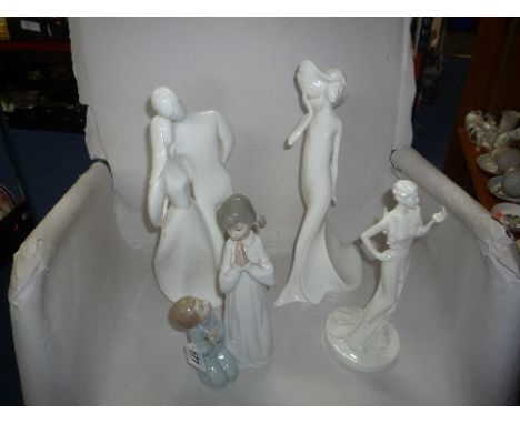 A LLADRO FIGURE GROUP OF CHILDREN PRAYING, two Royal Doulton figures 'Lovers' HN2762 and 'Carefree' HN3026 and a Coalport 'Mo