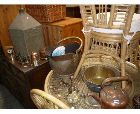 A QUANTITY OF BRASS AND COPPER, including a coal bucket, kettles etc and a firescreen