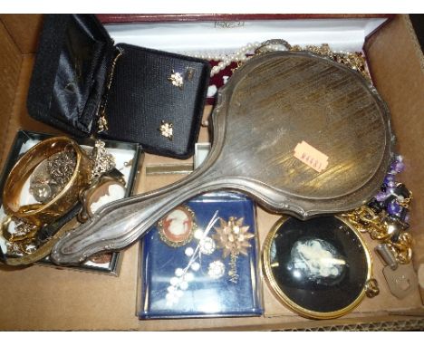 A SMALL BOX OF MISCELLANEOUS JEWELLERY, with a hinged bangle, mirror and costume jewellery