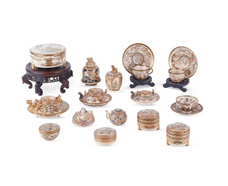 [A PRIVATE SCOTTISH COLLECTION] GROUP OF EIGHTEEN SATSUMA COVERED BOXES AND TEAWARES MEIJI TO TAISHO PERIOD  明治至大正 清山、秀山、玉秀、松