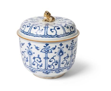 LARGE BLUE AND WHITE 'RUYI AND LOTUS' BOWL AND COVER QING DYNASTY, KANGXI PERIOD   清康熙 青花如意蓮花紋鎏金佛獅鈕大蓋碗 the steep rounded side