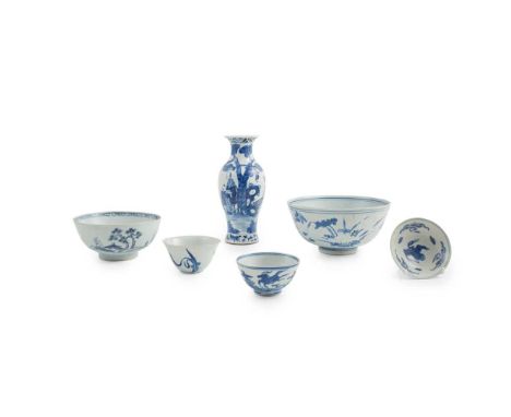 GROUP OF SIX BLUE AND WHITE WARES QING DYNASTY, 17TH-18TH CENTURY  清 康熙款 青花仕女圖瓶、哈彻及南京號 各色外銷青花瓷器（共六件） comprising: a baluster v