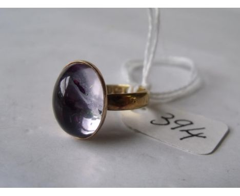 18ct gold band ring set with a purple cabochon stone approx size 'K'