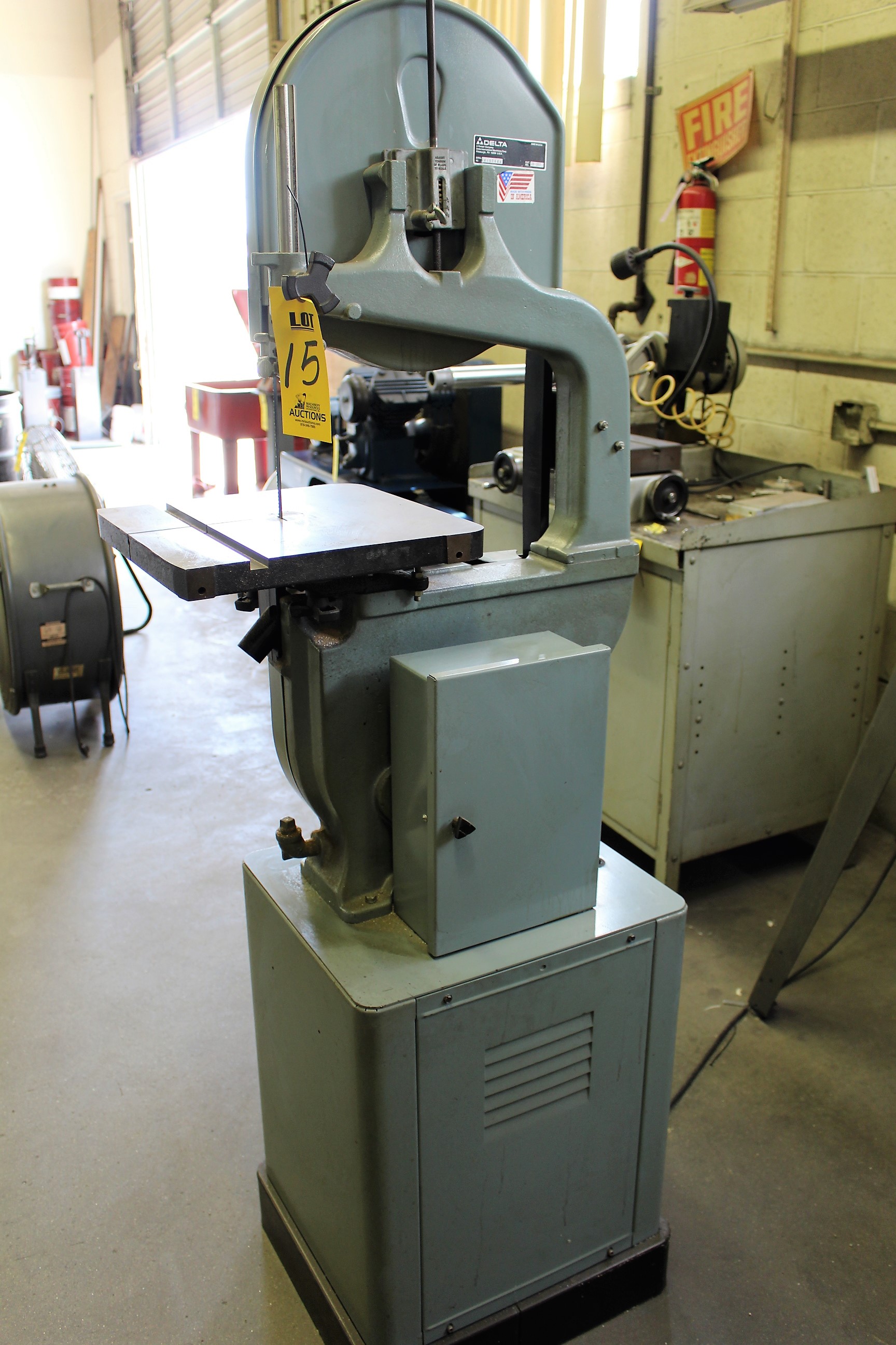 DELTA VERTICAL BAND SAW, CAT 28303, S/N 94152644