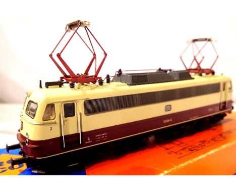 Roco H.O. scale, Bo-Bo electric BR 112, D.B. Cream/Maroon 112504-6, in excellent condition, box good, lacking couplings. P&am