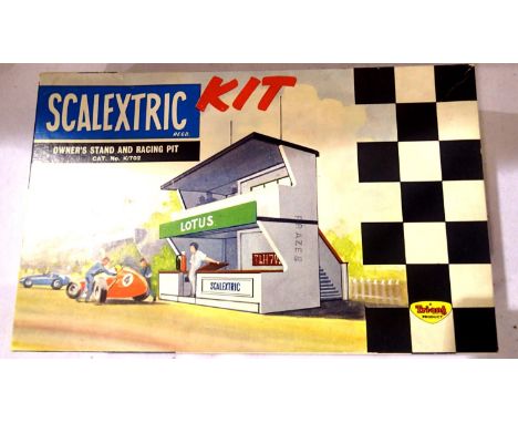 Triang Scalextric kit, K702, owners stand and racing pit, appears complete/unstarted, contents unchecked. P&amp;P Group 1 (£1