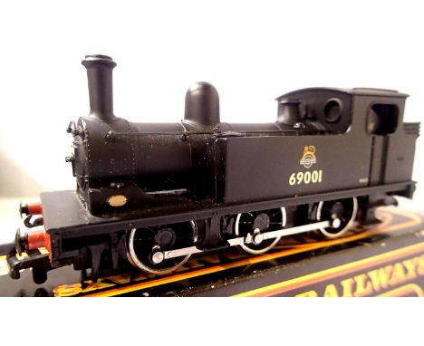 Mainline J72 Tank, Black 69001, Early Crest, in excellent condition, box with wear. P&amp;P Group 1 (£14+VAT for the first lo