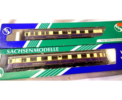 Two H.O. scale Sachsenmodelle Rheingold Purple/Cream coaches, in very good to excellent condition, boxed. P&amp;P Group 1 (£1