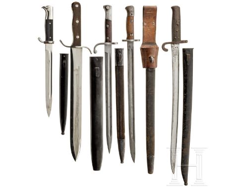   Fünf Seitengewehre  Ein österreichischer Pionier-Mannschaftssäbel M 1915 mit gewaffelten Holzgriffschalen, an der vernickel