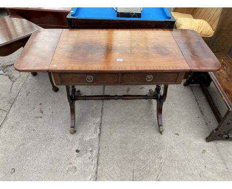 A 19TH CENTURY STYLE MAHOGANY AND CROSSBANDED SOFA TABLE 
